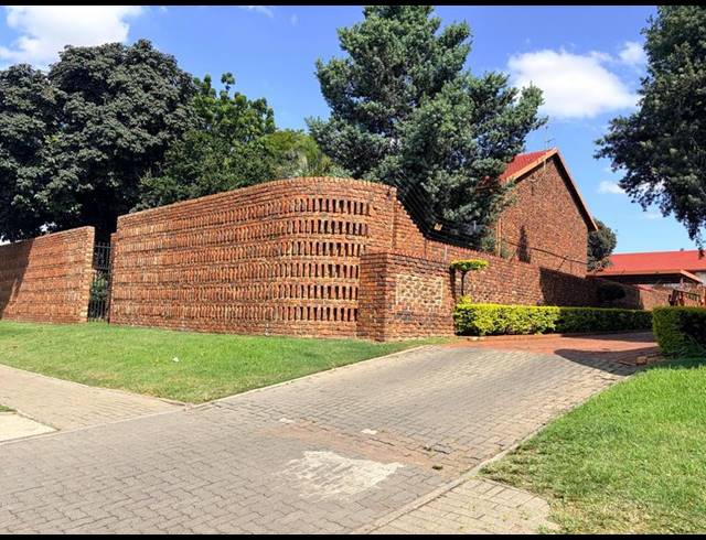 3 BEDROOM TOWNHOUSE FOR SALE IN SILVERTON